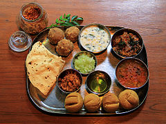 Un thali rajasthani, typiquement le Dal Bati Choorma.