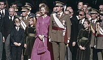 الأمير صوفيا برفقة زوجها خوان كارلوس وأبنائها مع إحاطة بالعسكر أثناء تجهيزات إعلانه ملكاً على إسبانيا.