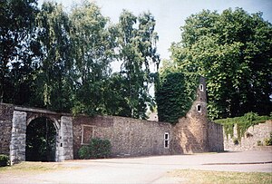 Burgmauer mit Haupttor von Westen gesehen