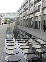 Budova Evropského patentového úřadu v Mnichově, pohled na Kurt-Haertel-Passage (30. srpen 2011)
