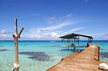 Vue du lagon intérieur de Fakarava depuis un ponton proche du village de Rotoava, dans l’archipel des Tuamotu (Polynésie française). (définition réelle 2 970 × 1 962*)
