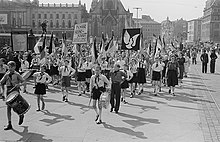 Ernst Thalmann Pioneer Organisation Parade in 1953 Fotothek df roe-neg 0006436 010 Demonstrationszug - Pioniere, Fanfarenblaser, Tr.jpg