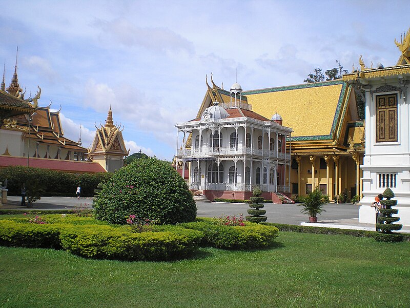 القصور الرئاسيه والملكيه 800px-French-style_Building,_Royal_Palace,_Phnom_Penh