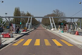 La passerelle piétonne au-dessus du RD 86 en construction, en avril 2013.