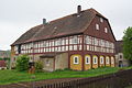 Wohnstallhaus (Umgebinde), Seitengebäude und Scheune eines Dreiseithofes, mit Einfriedungsmauer