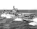 Az HMS Eagle brit repülőgép-hordozó eredeti alakjában, az 1950-es évek végén.