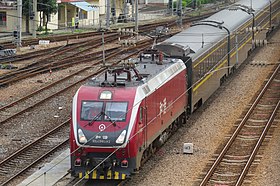 旅客列車を牽引する0192号機