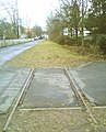 Spuren der ehemaligen Industriebahn auf der ehemaligen Trasse (Johann-Strauß-Weg Kreuzung John-F.-Kennedy-Promenade)