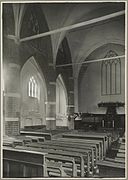 Oorspronkelijke interieur van de kerk met afgesloten koor.