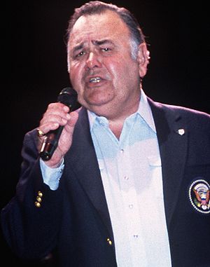 Entertainer Jonathan Winters performs in a Uni...