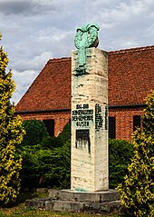 Steinsäule mit Ehrenkranz und Gedenktafel