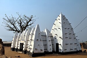 مسجد لارابانكا، أقدم مساجد غانا وأحد أقدم المساجد في أفريقيا الغربيَّة، مبنيّ من الطوب وفق نمط العمارة السوداني السواحيلي