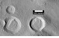 Camadas em crateras, vistas pela HiRISE sob o programa HiWish. Essa área foi provavelmente coberta por estas camadas, as camadas já foram erodidas exceto no interior protegido das crateras.