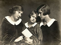 Móricz Virág (balra) a testvéreivel 1925 körül (Székely Aladár felvétele)