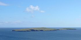 Mousa vue depuis la côte. Le broch se situe sur la droite.