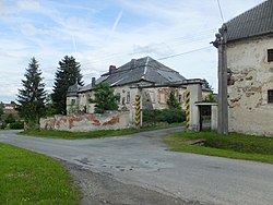 Vjezd do hospodářského dvora s budovou zámku v pozadí