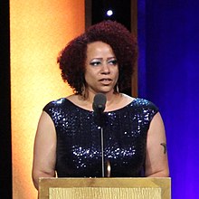 Николь Ханна-Джонс на 75-й ежегодной церемонии награждения Peabody Awards за фильм этой американской жизни «Дело о школьной десегрегации сегодня, 2016» (обрезано) .jpg