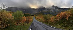 Un macizo montañoso de Flakstadøya y la carretera de Nusfjord.