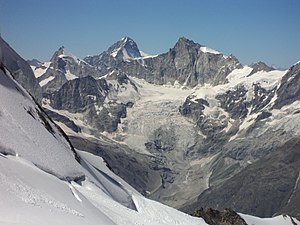 Hohlichtgletscher von Osten in Bildmitte, dahinter Zinalrothorn, links davon Dent Blanche und Obergabelhorn