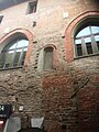 Una delle bifore romaniche tra due finestre gotiche.