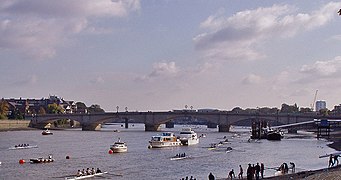 Pont Putney, man cychwyn y Ras Cychod Rhydychen a Chaergrawnt