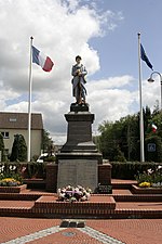 Poilu écrasant l'aigle allemand (d) (monument aux morts)