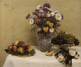 Roses blanches, chrysanthèmes dans un vase, pêches et raisins sur une table avec une nappe blanche (1867), localisation inconnue.