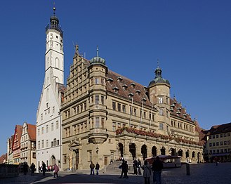 Renaissance-Fassade des Rathauses mit barockem Arkadenvorbau, dahinter der gotische Teil mit 60 Meter hohem Turm