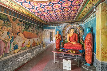 Sala do santuário no templo Dowa Rajamaha Viharaya perto de Ella, distrito de Badulla, Sri Lanka (definição 7 494 × 4 996)