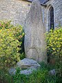 Kirche Saint-Jean-de-Beverley mit Menhir