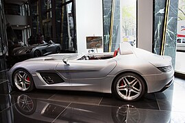 Vue de côté de la Mercedes-Benz SLR Stirling Moss