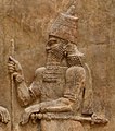 Gravadura representant Sargon II sus un bas-relèu.
