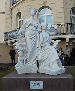 Monument aux Vilmorin (1908) (vestiges restaurés en 2015), Verrières-le-Buisson, place Charles-de-Gaulle.