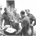 Le jour de Noël 1943 en Italie. Les sergents du Régiment royal de la Reine ajoutent la crème anglaise aux Christmas puddings.