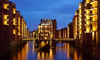 Viua de la Speicherstadt, a Hambôrg. (veré dèfenicion 5 565 × 3 325*)