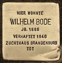 Goldfarbener, quadratischer Stolperstein. Aufschrift in Großbuchstaben: Hier wohnte Wilhelm Bode Jg. 1886 Verhaftet 1940 Zuchthaus Brandenburg tot
