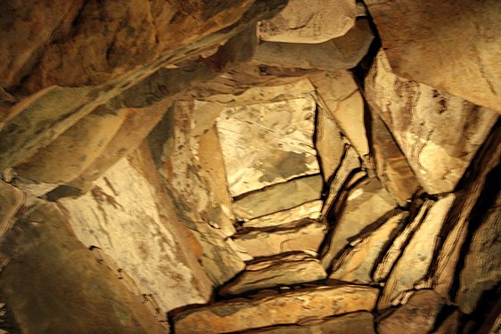 Detalle de la bóveda de la sala interior del túmulo de Newgrange.