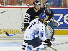 Photographie de Selänne avec le maillot blanc de l'équipe de Finlandia et le numéro 8 sur le dos.