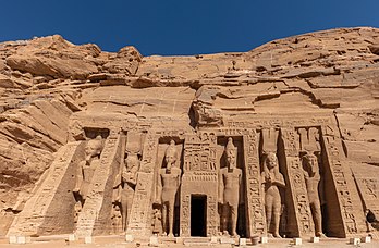La façade du petit temple d'Abou Simbel. (définition réelle 6 636 × 4 356)
