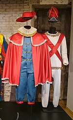 Миниатюра для Файл:Trajes de Encamisado y Lacayo de la Encamisada (Menasalbas, Toledo) en el Museo de Artes y Tradiciones Populares (15 de julio de 2016, Madrid).jpg