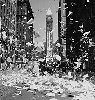 Oslavy Dne vítězství v Evropě, Bay Street, Toronto, Kanada, květen 1945