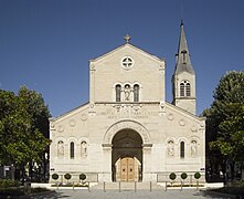 Façade principale de l'Église Saint-Pierre, depuis la place de l'église.