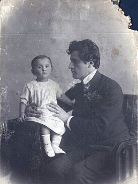 Анатолий Шнеерсон с дочерью Александрой, 1912 год