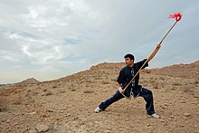 عکس از شخصی در حال اجرای فرم‌های تالو با نیزه، بهمن ماه ۱۳۸۵