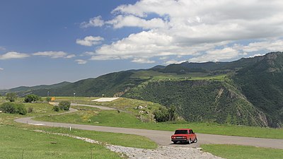 Vägen till huvudbyggnaderna och bas-stationen i Halidzor