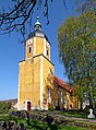 Kirche (mit Ausstattung), Kirchhof mit Einfriedung, Leichenhalle und Kriegerdenkmal für die Gefallenen des Zweiten Weltkrieges