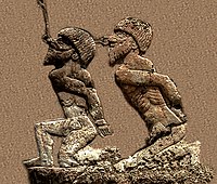 Prisioneros de Anubanini, traídos por la diosa Ishtar (detalle). Están desnudos, con las manos atadas y sujetas por un anillo a través de la nariz.[11]​[1]​