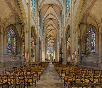 Vue intérieure de la basilique Sainte-Clotilde, dans le 7e arrondissement de Paris. (définition réelle 7 850 × 752)