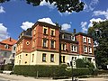 Doppelmietshaus in Ecklage und Einfriedung