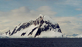 L'île Booth, vue du sud. Le chenal Lemaire est visible sur la droite.